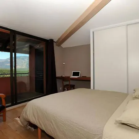 La Maison Rouge, A La Hauteur De Son Panorama